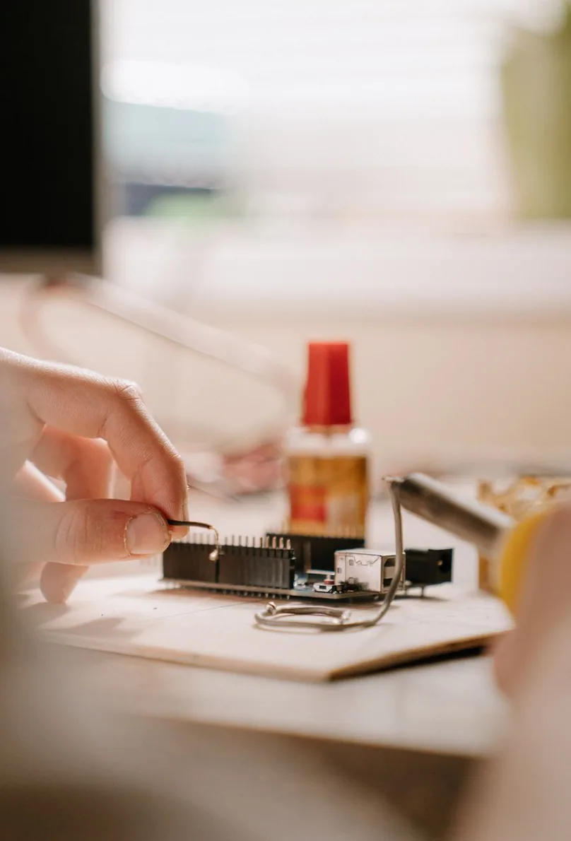Assembling a device at a workbench